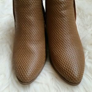 Ankle boots with tassel